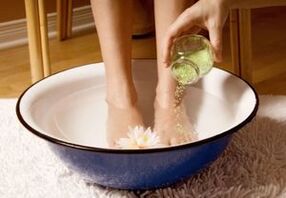 For people with toenail fungus, it is useful to take baths with vinegar and salt. 